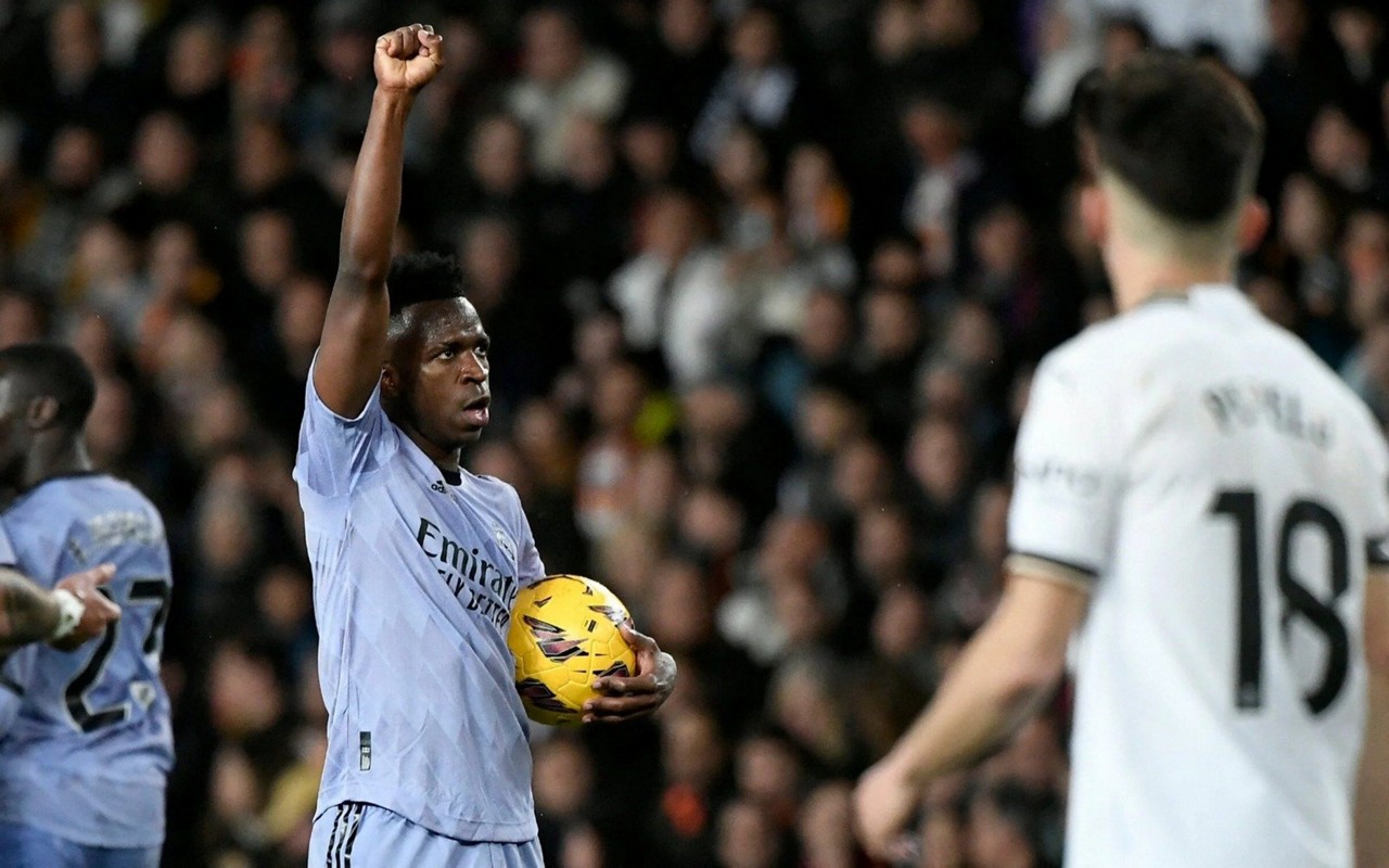 Vini Jr é figura ativa contra o racismo no mundo (Foto: Jose Jordan / AFP)
