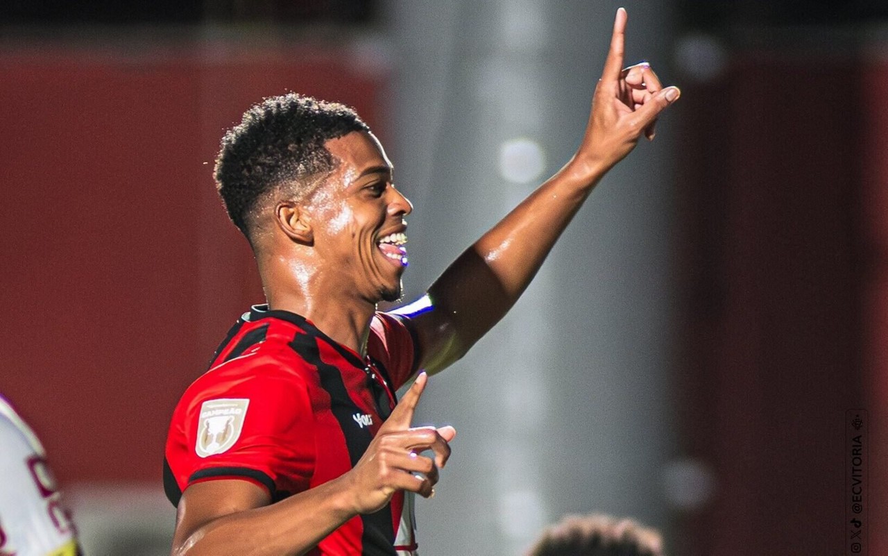 Carlinhos comemorando gol pelo Vitória (Foto: Divulgação/Vitória)