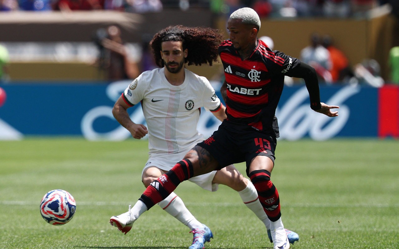 Cucurella e Wesley disputam bola em Flamengo x Chelsea (Foto: FRANCK FIFE / AFP)