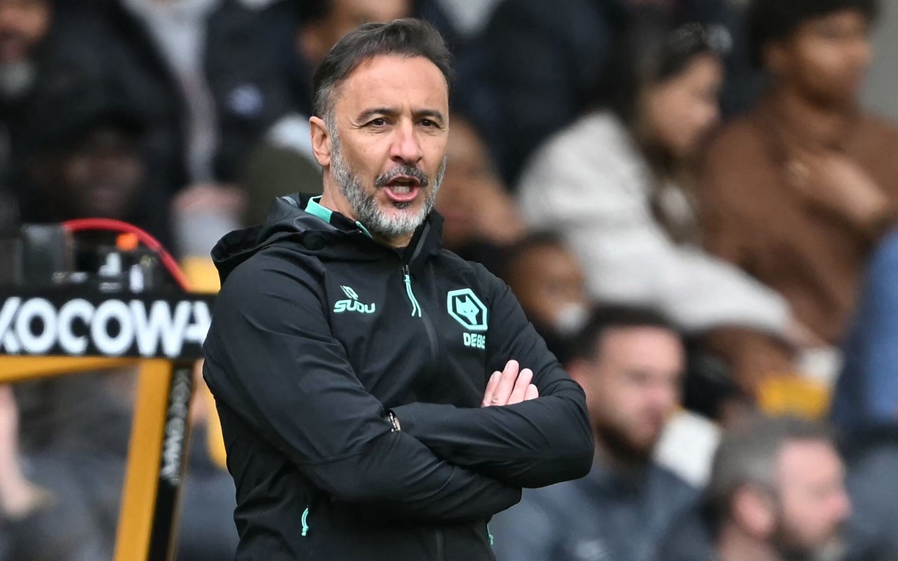 Técnico do Wolverhampton, Vitor Pereira observa jogo contra o Tottenham, pela Premier League (Foto: Justin Tallis/AFP)