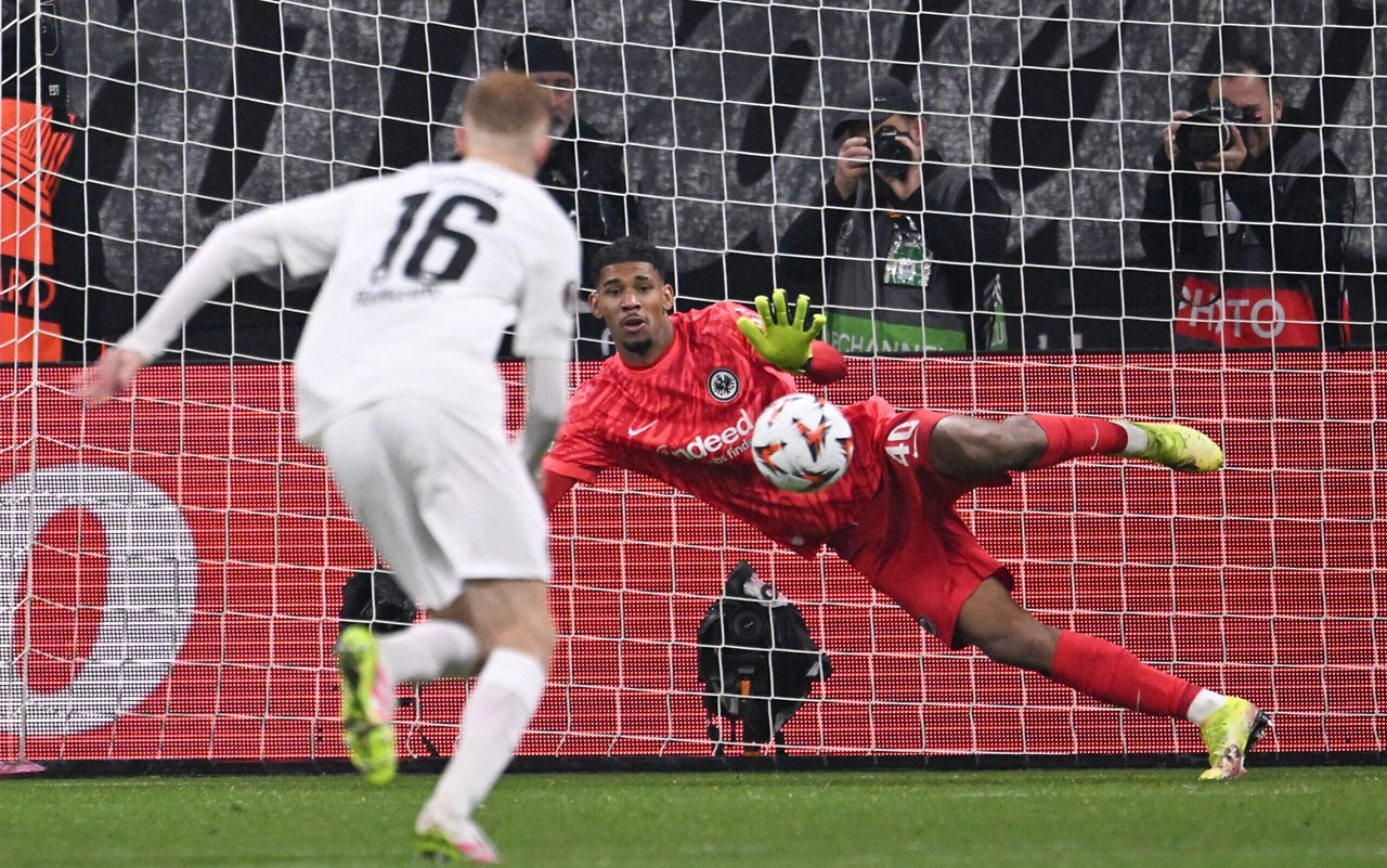 Kauã Santos em ação pelo Frankfurt no jogo contra o Tottenham, pela Europa League (Foto: Kirill Kudryavtsev/AFP)