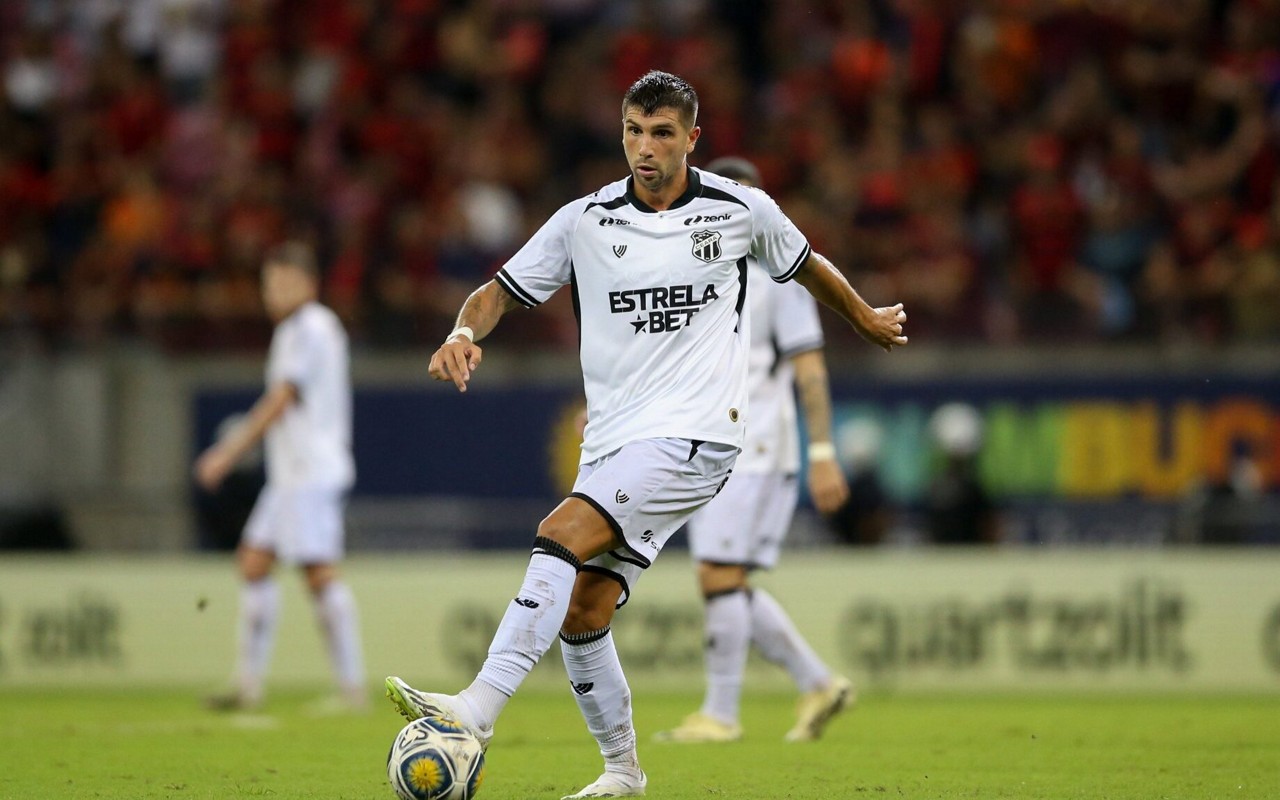 Lucas Mugni em ação pelo Ceará (Foto: Marlon Costa/AGIF)