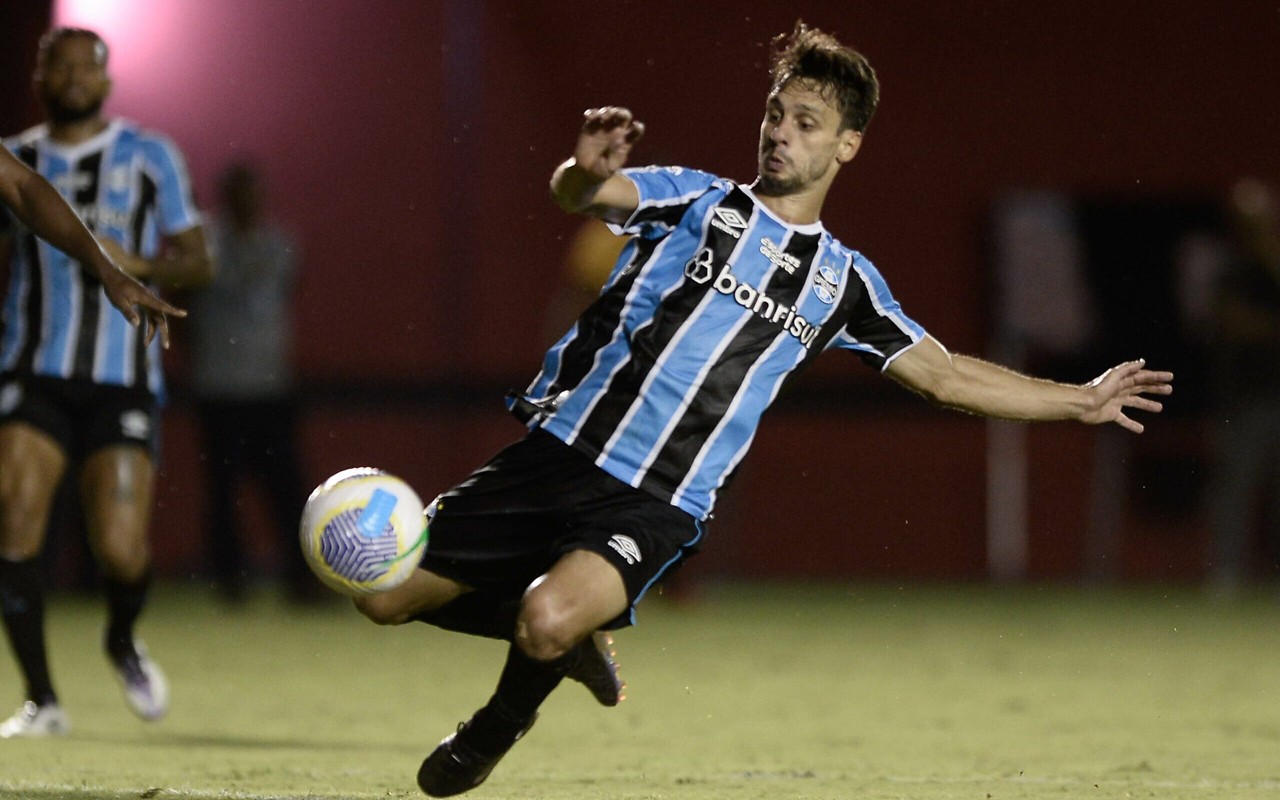Rodrigo Caio em campo pelo Grêmio (Foto: Jhony Pinho/AGIF)