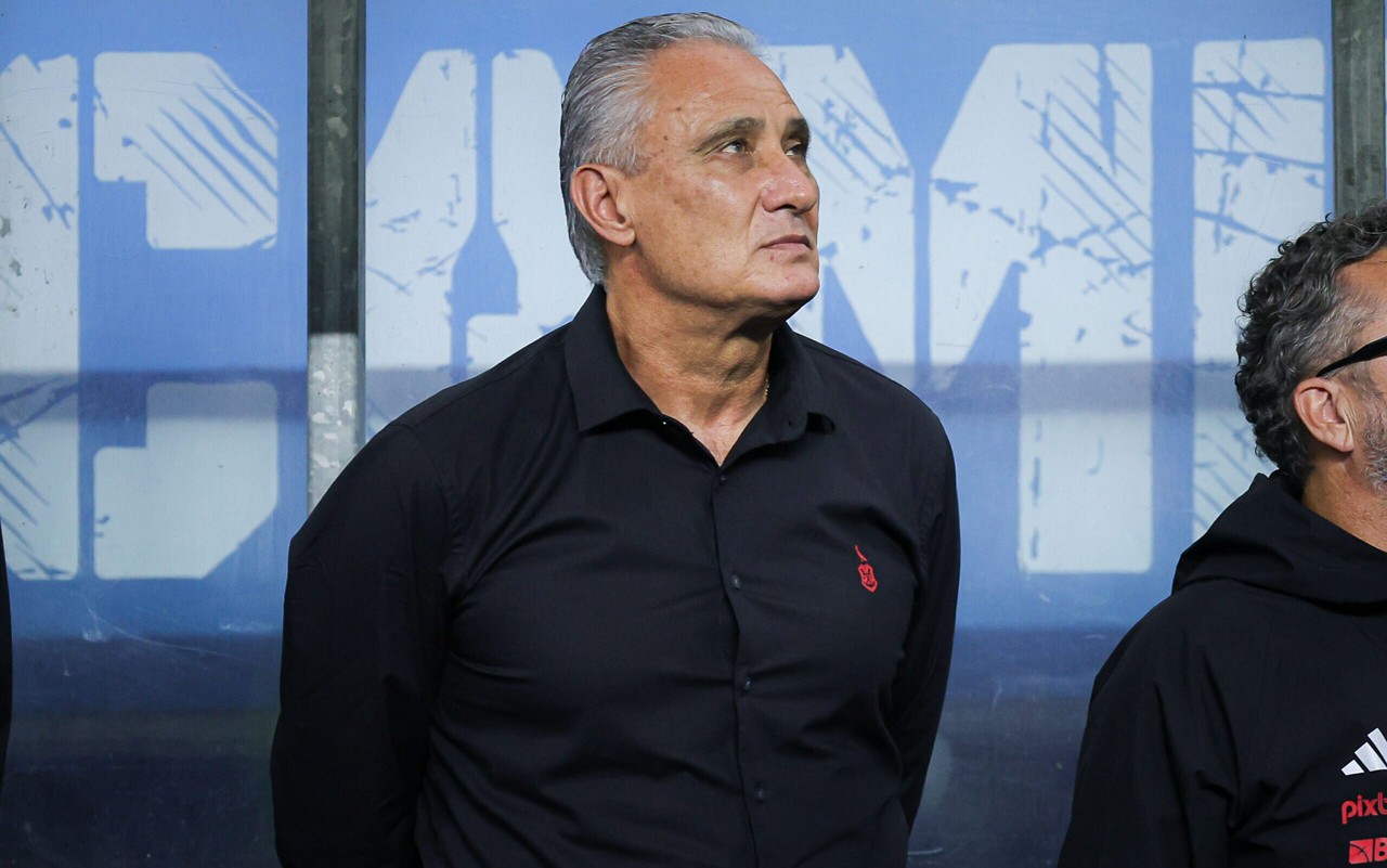 Tite, à beira do campo do duelo entre Grêmio e Flamengo, na Arena do Grêmio, em Porto Alegre (Foto: Maxi Franzoi/AGIF)