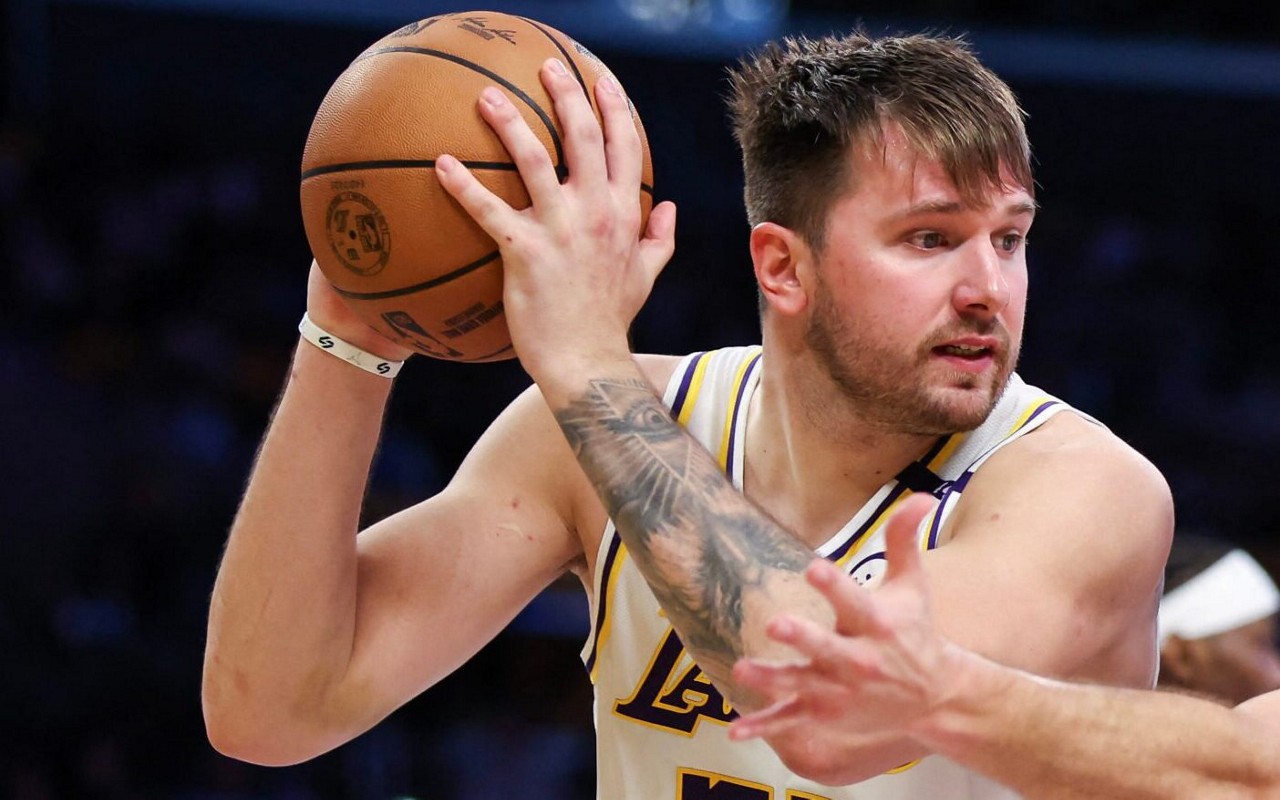 Luka Doncic em ação durante jogo entre Lakers e Suns pela NBA 2024/25 (Foto: Meg Oliphant/Getty Images/AFP)