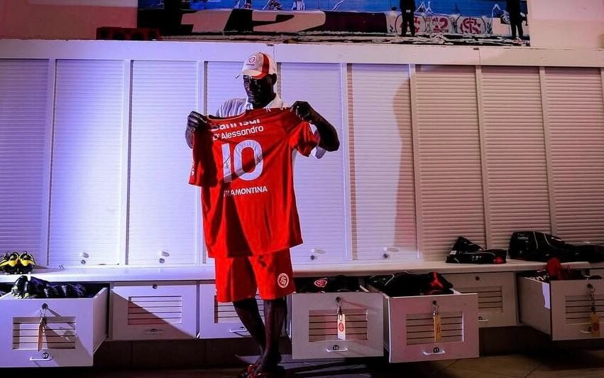Seu Gentil, roupeiro do Internacional, no vestiário do Beira-Rio em 2010 (Foto: Ricardo Duarte/SC Internacional)