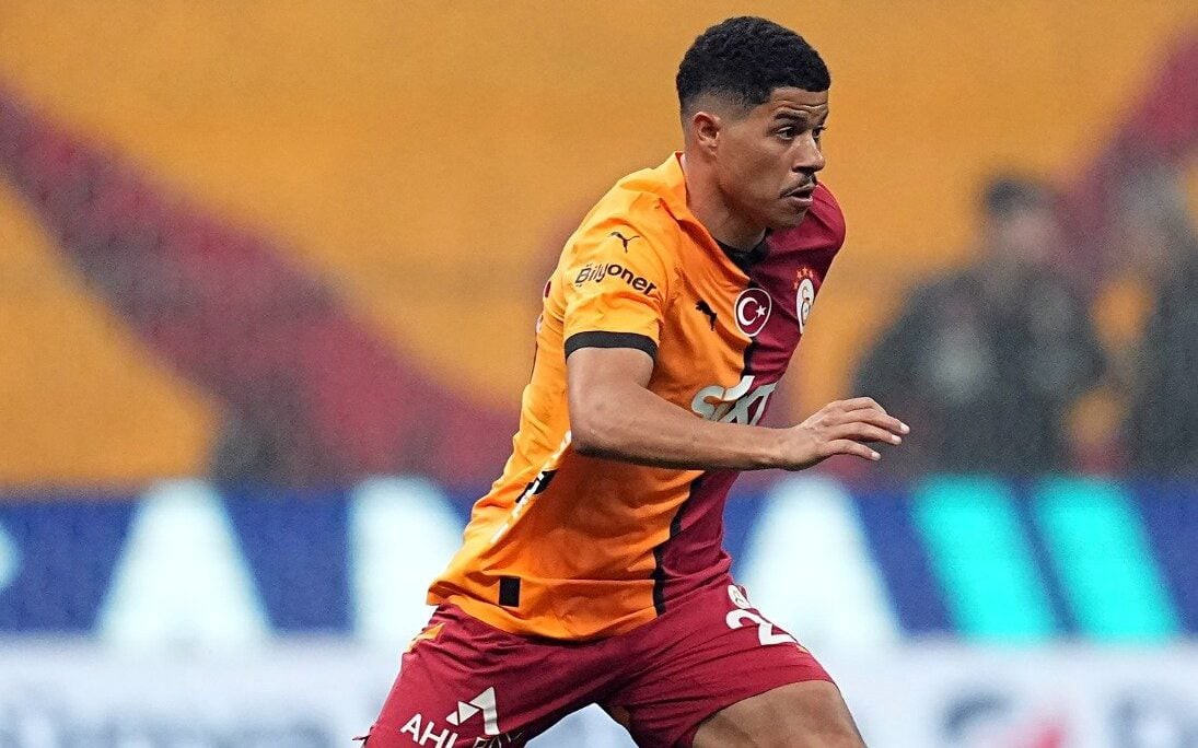 Gabriel Sara em ação pelo Galatasaray, da Turquia (Foto: Reprodução)