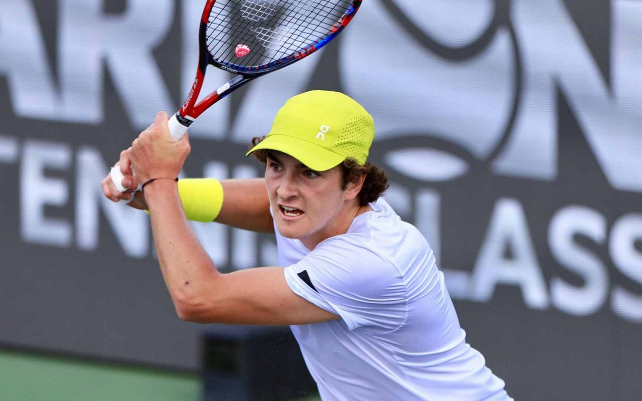 João Fonseca durante vitória na estreia no Challenger de Phoenix (Foto: Divulgação/ATP)