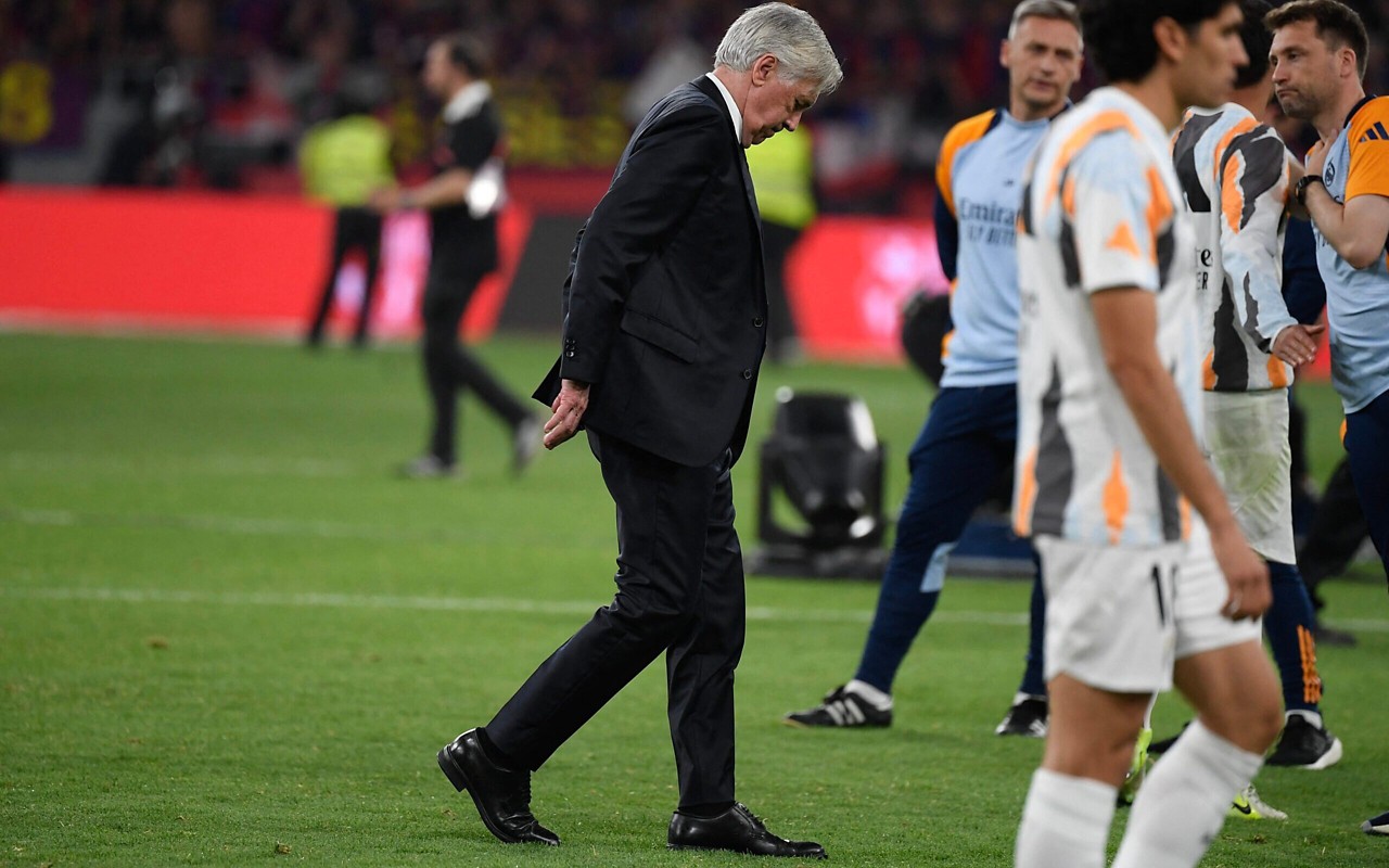 Carlo Ancelotti deixa jogo do Real Madrid cabisbaixo (Foto: Josep Lago/AFP)