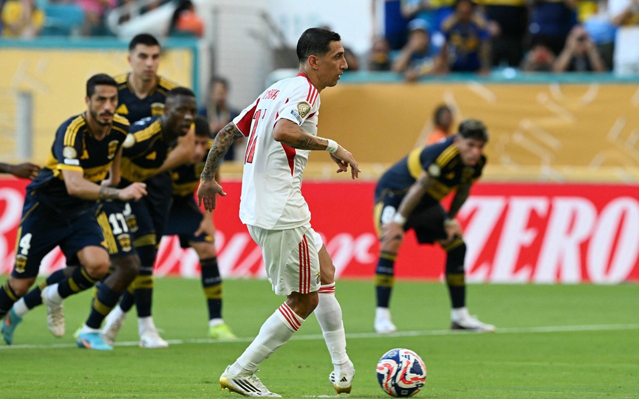 Di Maria cobrando pênalti no duelo contra o Boca Juniors (Foto: AFP)