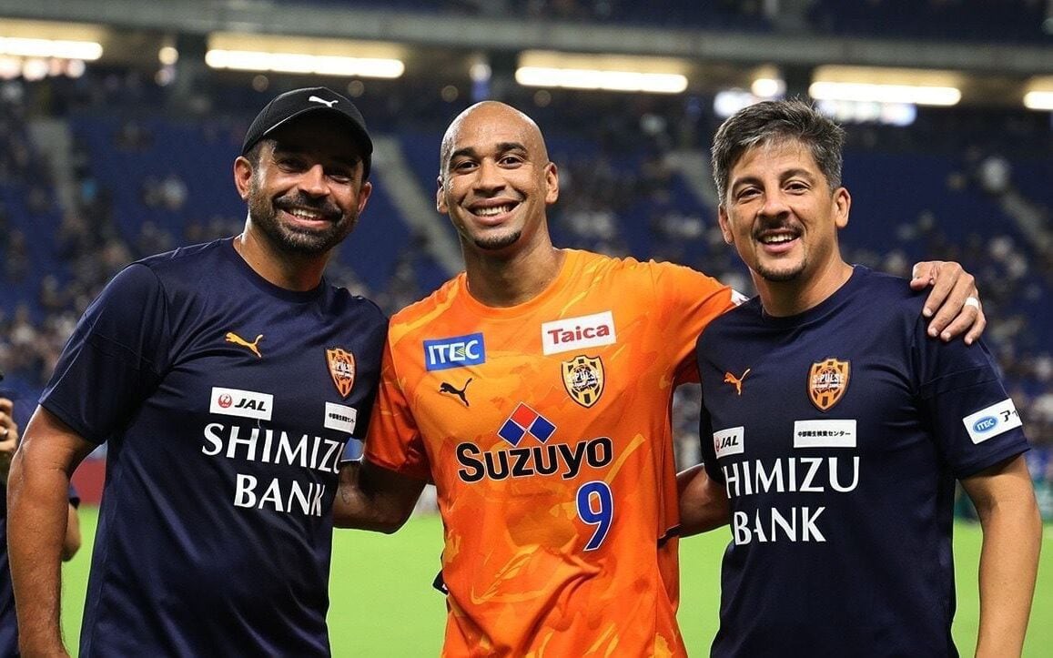 Cleber dos Santos com ex-comando no Japão