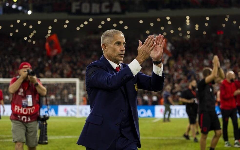 Técnico da Albânia, Sylvinho está no país desde 2023 (Foto: Foto: Divulgação/FSHF)