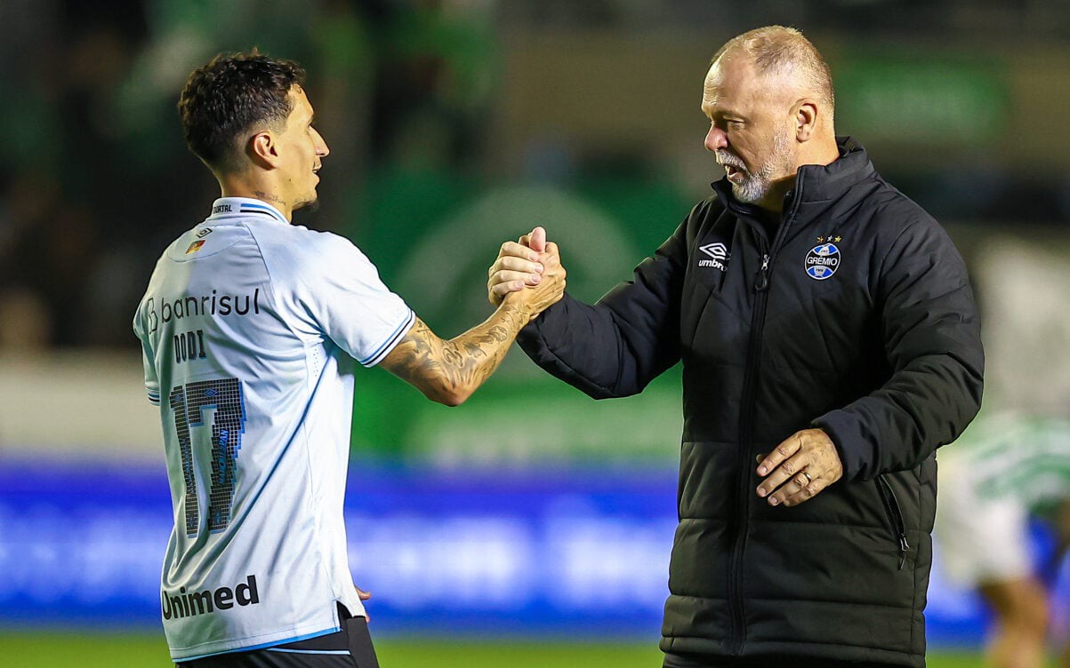 Dodi cumprimenta Mano Menezes após vitória do Grêmio sobre o Juventude. (Foto: Lucas Uebel/Grêmio FBPA)