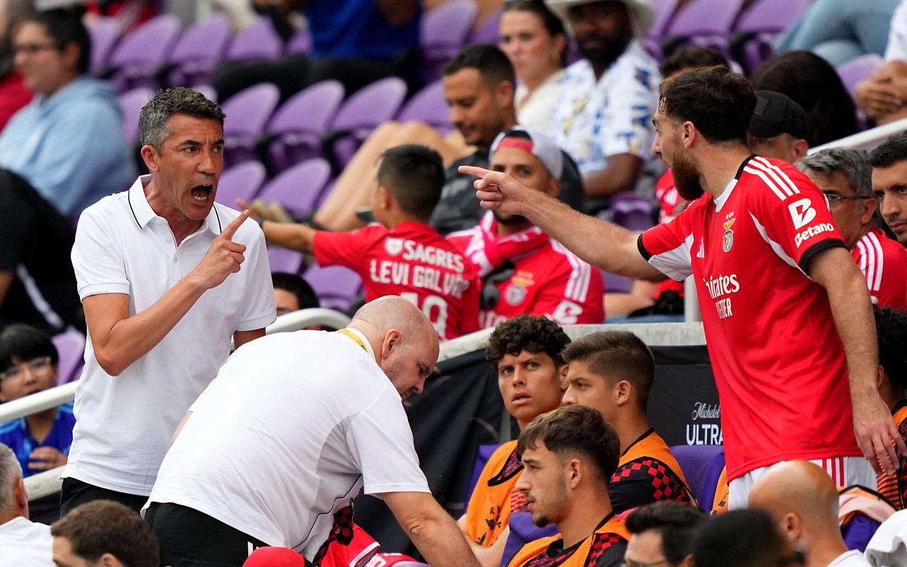 Bruno Lage discutindo com Kökçü na beira do campo, na partida do Benfica, no Mundial (Foto: Michael Owens/AFP)
