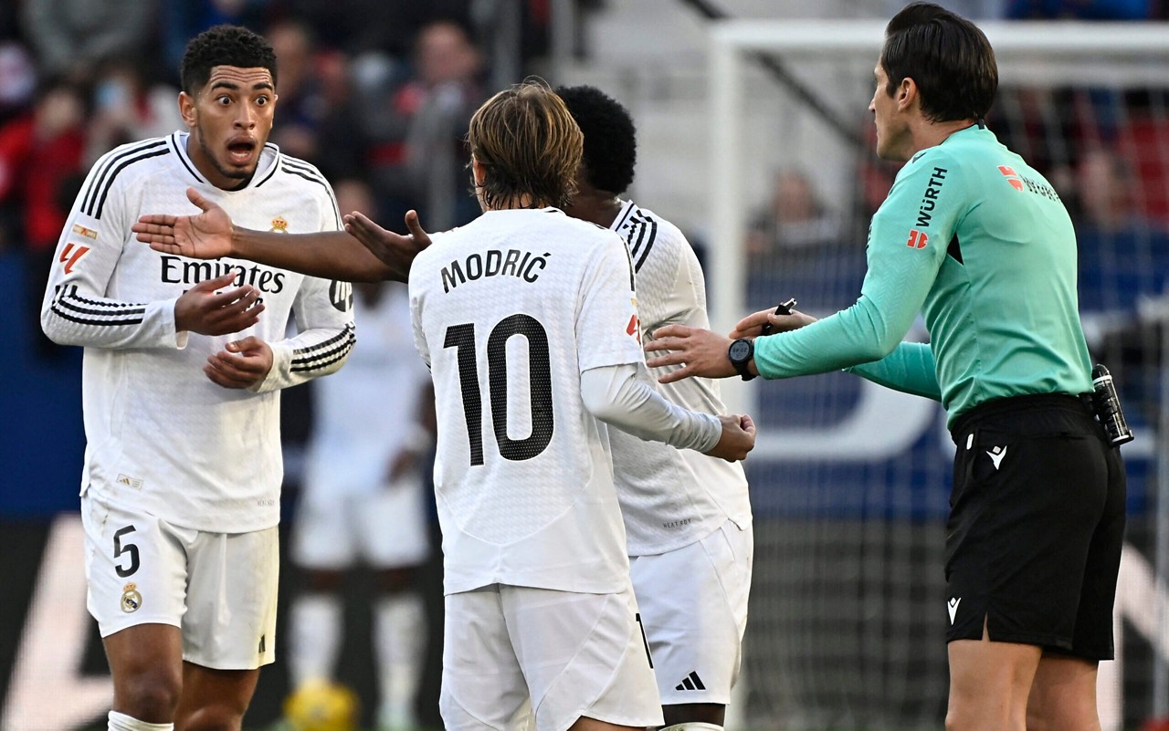 Jude Bellingham se revolta após expulsão em Ousasuna x Real Madrid (Foto: ANDER GILLENEA / AFP)