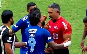 Gabigol é expuslo após atingir adversário com cotovelo (Foto: Reprodução)