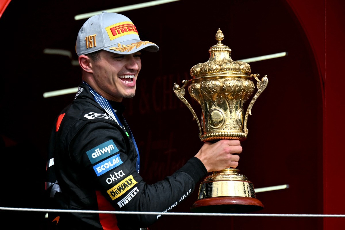 Lando Norris levanta o troféu de primeiro lugar após vencer o Grande Prêmio da Grã-Bretanha de Fórmula 1 neste domingo (6)