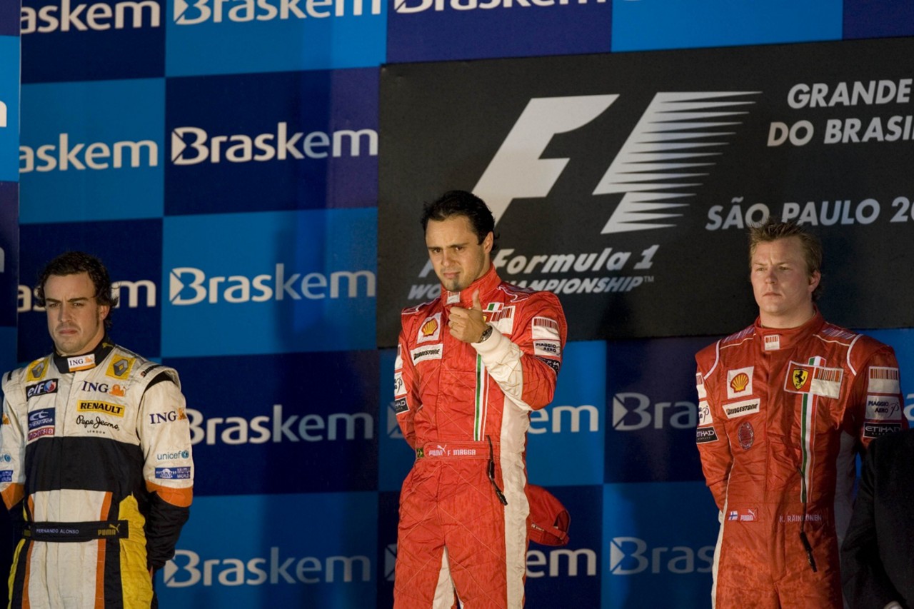 Pódio do GP do Brasil em 2008: Felipe Massa (centro), venceu a corrida em Interlagos, mas Lewis Hamilton, da McLaren, terminou na quinta posição e ganhou o campeonato por 1 ponto de diferença