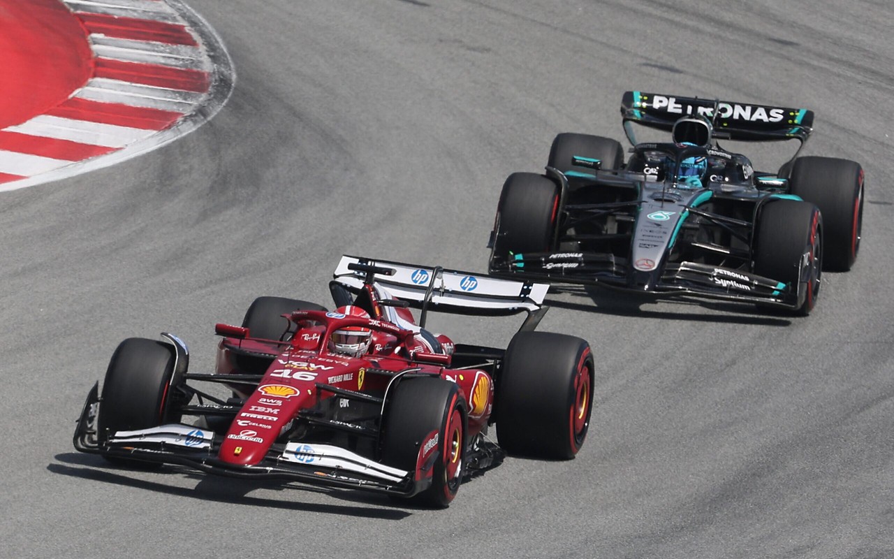 Ferrari contra a Mercedes na Espanha (Foto: Pierre-Philippe Marcou / AFP)