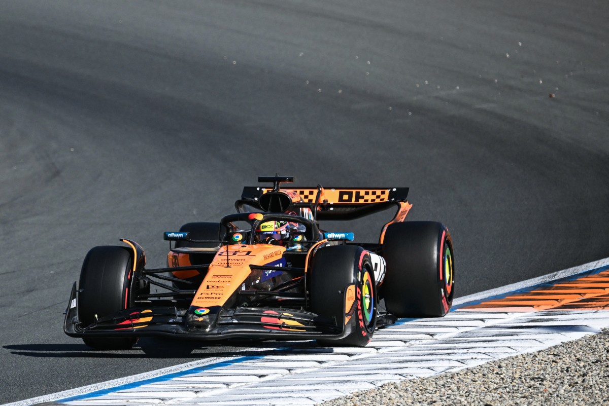 McLaren's Australian driver Oscar Piastri drives during the Q1 qualifying session of the Formula One Dutch Grand Prix at The Circuit Zandvoort, western Netherlands, on August 30, 2025. (Photo by NICOLAS TUCAT / AFP)