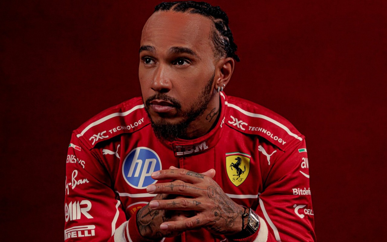 Lewis Hamilton com o macacão da Ferrari (Foto: Ferrari)