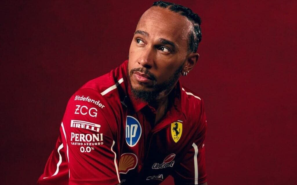 Lewis Hamilton realizou sessão de fotos para divulgar o novo uniforme Ferrari (Foto: Divulgação/Ferrari)