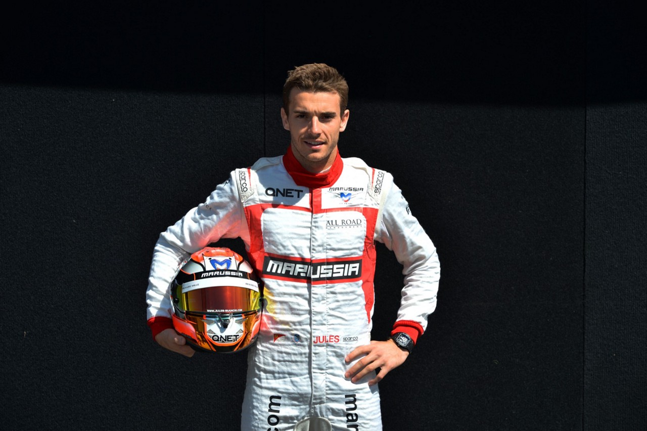 Jules Bianchi posa para fotos durante o Grande Prêmio da Austrália, em 13 de março de 2014