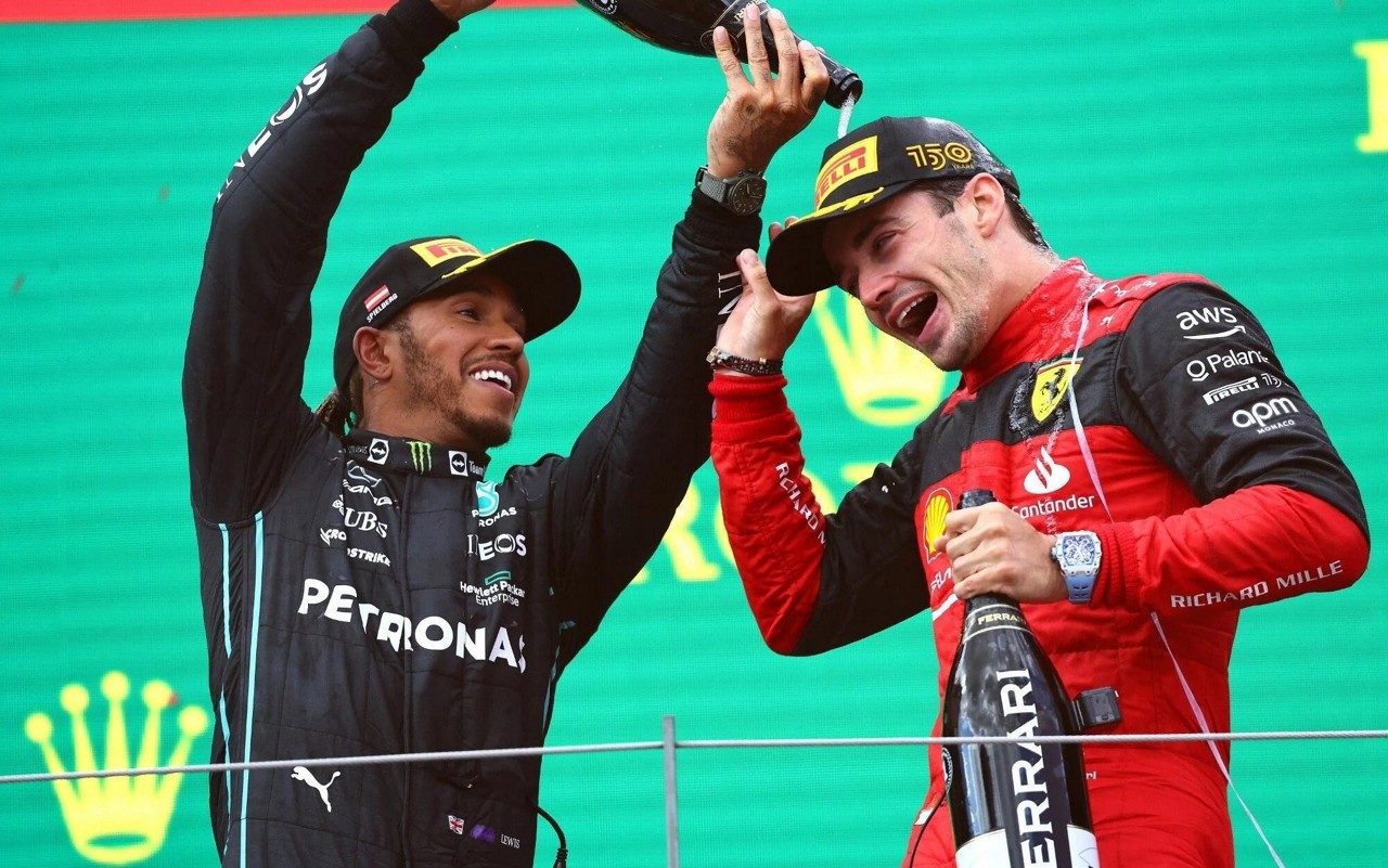 Lewis Hamilton e Charles Leclerc na Áustria, em 2024 (Foto: AFP)