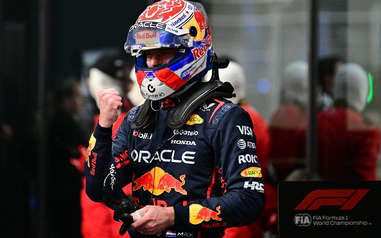 Max Verstappen comemorando P1 na F1 2025 (Foto: Giuseppe CACACE / AFP)