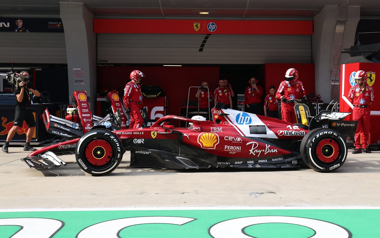 F1 nega intenção de criar “narrativa enganosa” em edição de rádio entre Hamilton e Ferrari (Foto: POOL/AFP)