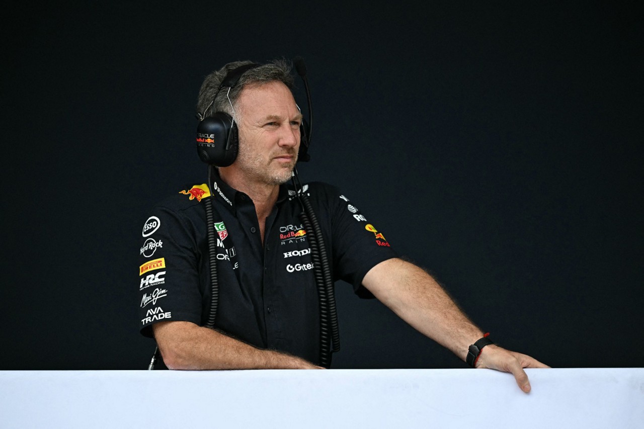 O então diretor e CEO da equipe britânica Red Bull Racing, Christian Horner, observa de cima do pit lane a primeira sessão de treinos para o Grande Prêmio de Fórmula 1 de Mônaco no Circuito de Mônaco, em 23 de maio, dois dias antes da corrida