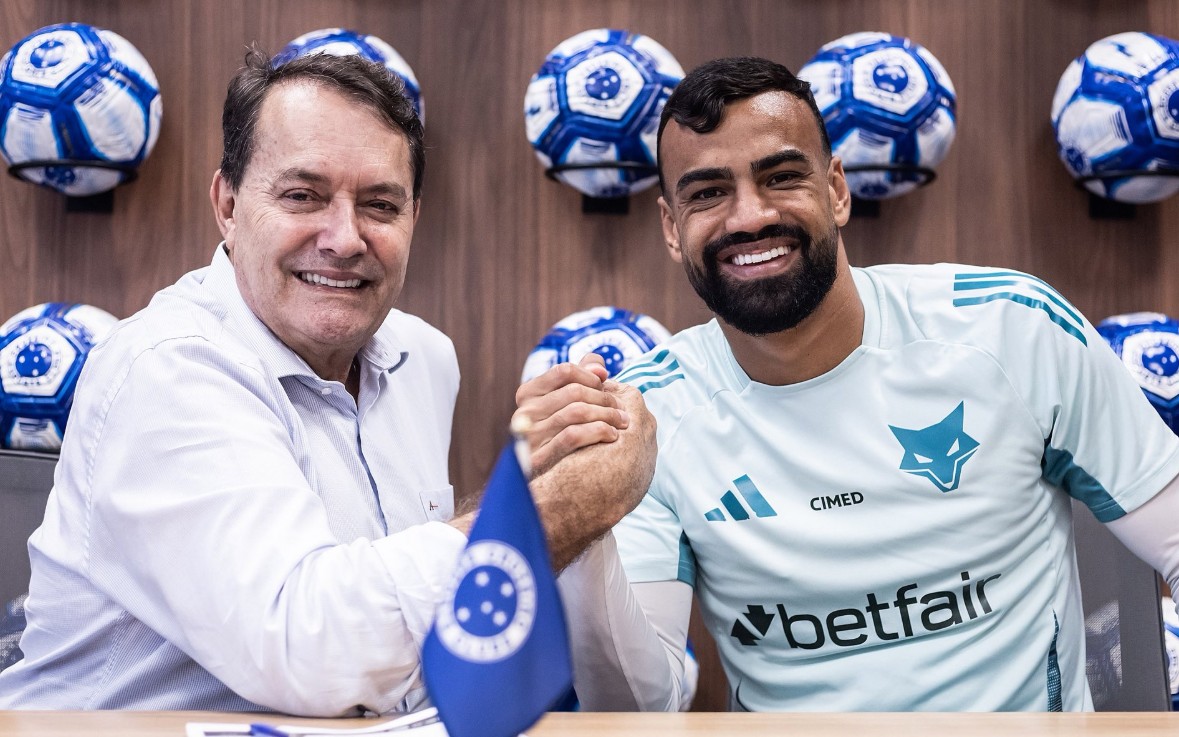 Fabrício Bruno comemora renovação de contrato com o dono da SAF do Cruzeiro Pedro Lourenço (Foto: Reprodução X/Cruzeiro)