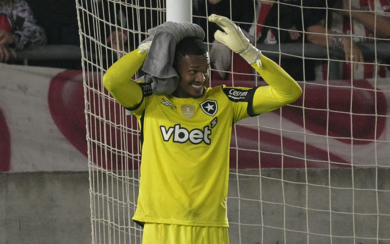 John lamenta gol sofrido em Estudiantes x Botafogo (Foto: JUAN MABROMATA / AFP)