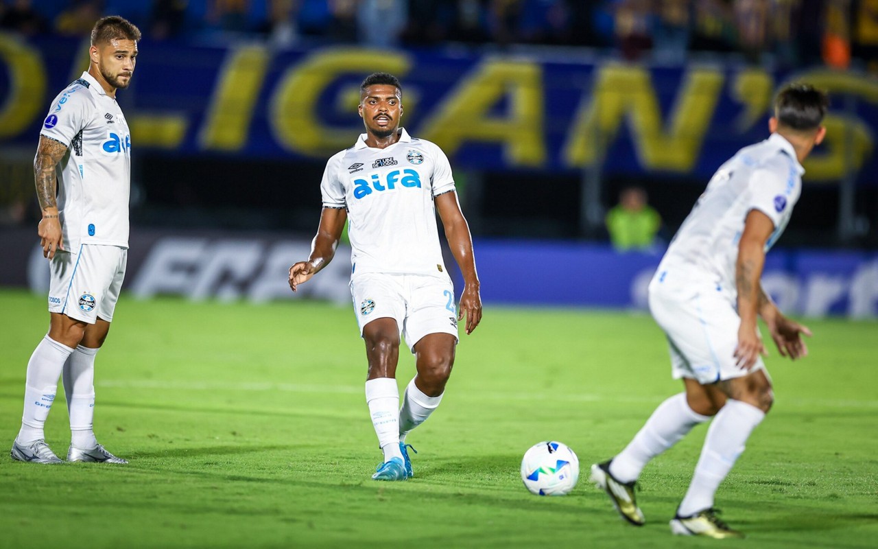 Jemerson dá passe na vitória do Grêmio sobre o Sportivo Luqueño. (Foto: Lucas Uebel/Grêmio FBPA)