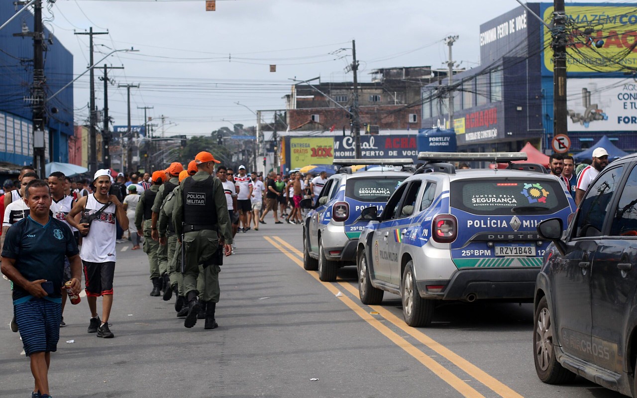 Policia Militar no entorno do Arruda antes de Santa Cruz x Sport. Foto: Marlon Costa/AGIF