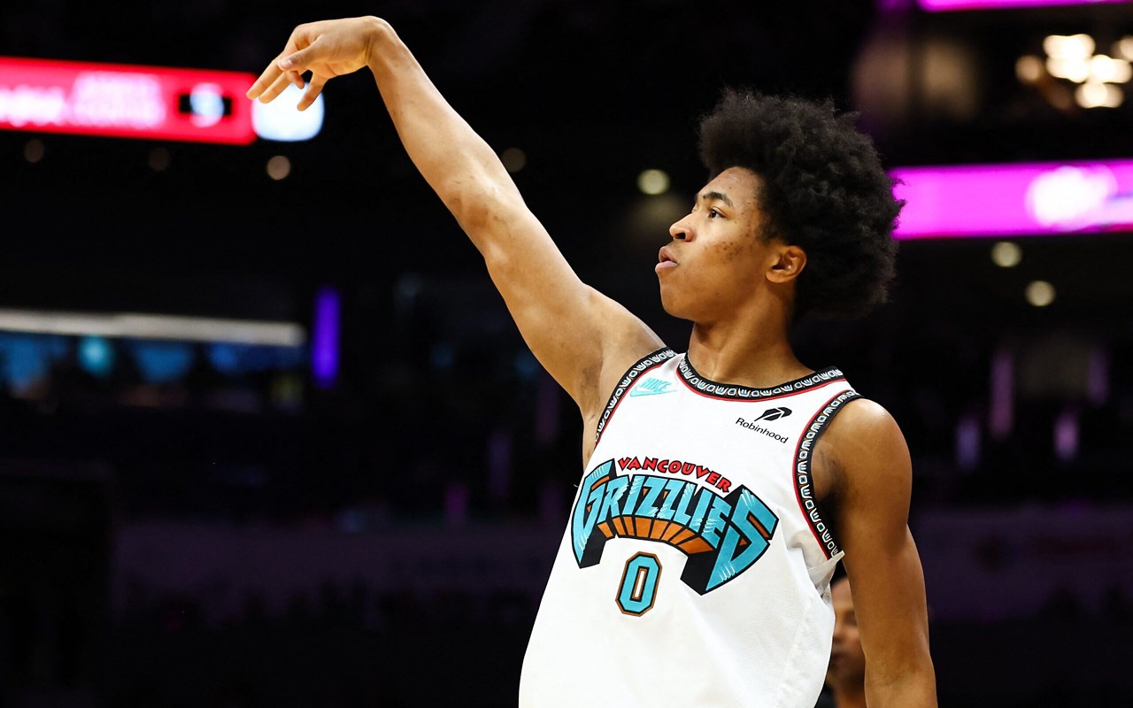 Jaylen Wells, do Memphis Grizzlies, após arremesso em jogo contra o Charlotte Hornets (Foto: David Jensen/Getty Images/AFP)