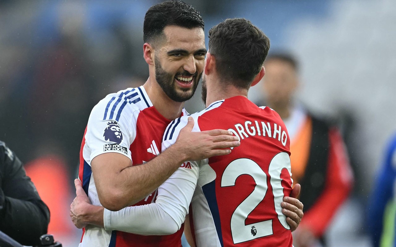 Mikel Merino e Jorginho celebram vitória do Arsenal sobre o Leicester (Foto: JUSTIN TALLIS / AFP)