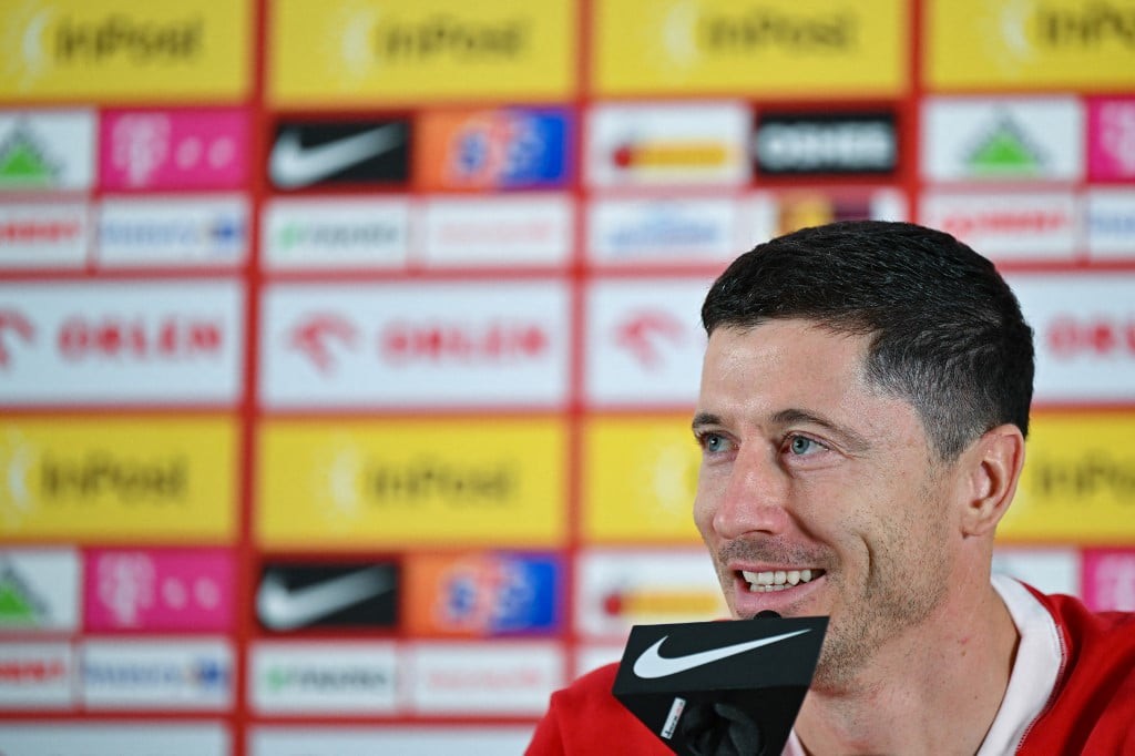 Robert Lewandowski em coletiva de imprensa da Polônia, em 2023 (Foto: Andrej Isakovic/AFP)