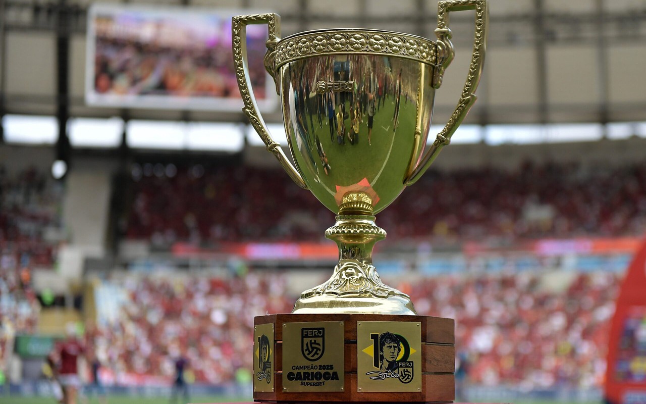 Troféu do Campeonato Carioca 2025 (foto: Thiago Ribeiro/AGIF).
