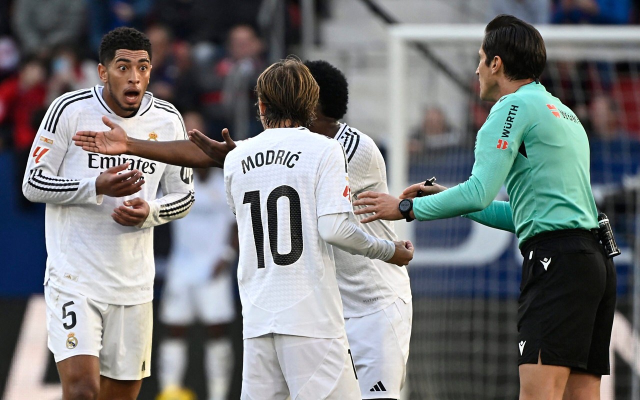 Jogadores do Real Madrid reclamam de expulsão assinalada pelo árbitro Munuera Montero (Foto: Ander Gillenea / AFP)
