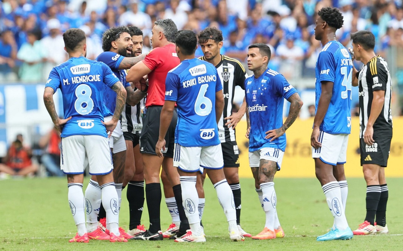 Gabriel Barbosa foi expulso no clássico contra o Atlético