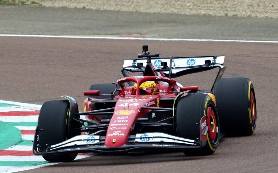 Lewis Hamilton na pista de Fiorano com a SF-25 (Foto: Divulgação/Ferrari)