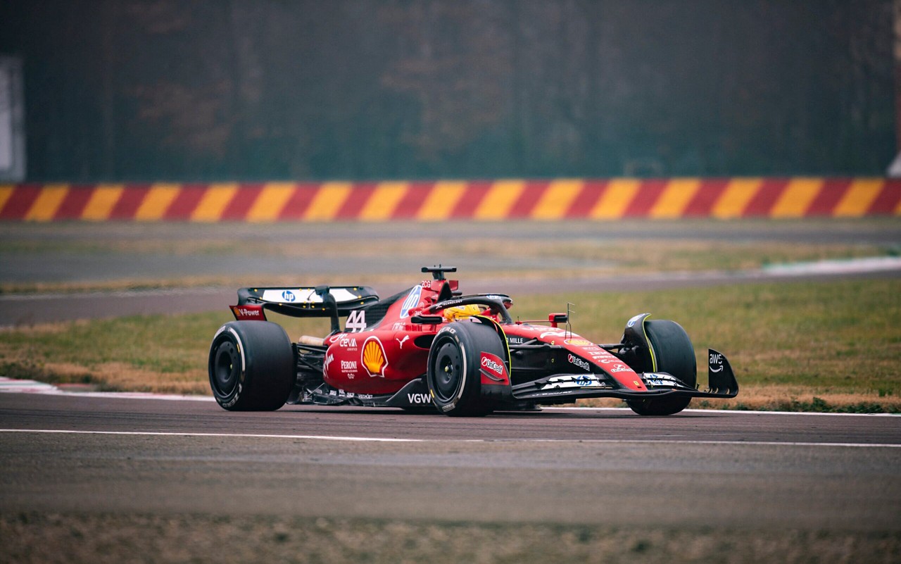 Lewis Hamilton durante primeiro treino com a Ferrari, antes da temporada 2025 da Fórmula 1 (Foto: Handout/Ferrari/AFP)