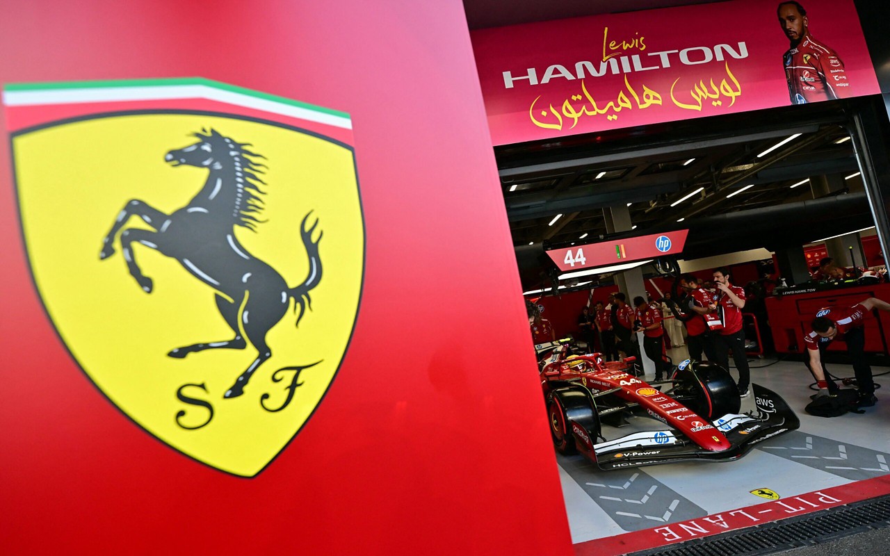 Ferrari está apenas na quarta colocação do Mundial de Construtores de 2025 (Foto: Giuseppe CACACE / AFP)