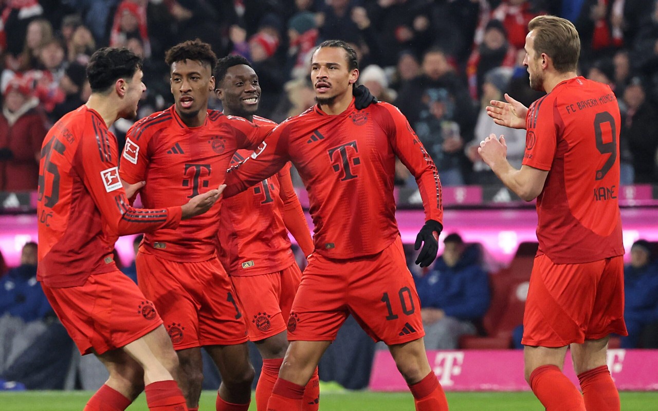 Sané comemorando gol