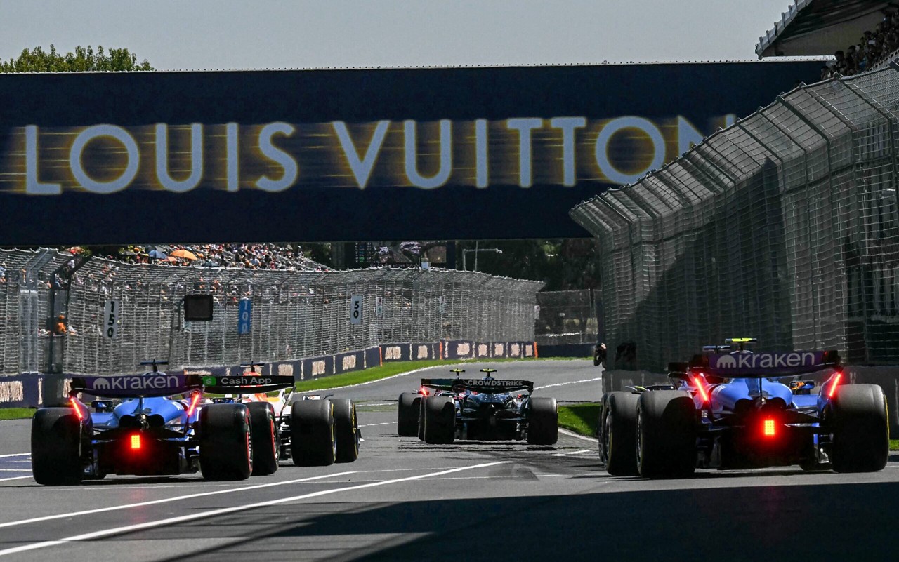 Carros no GP da Austrália (Foto: Saeed KHAN/AFP)