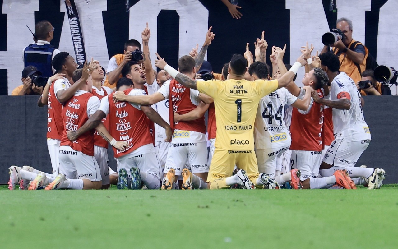 Elenco do Santos comemora gol do empate de Tiquinho no clássico contra o Santos. (Foto: Marcello Zambrana/AGIF)