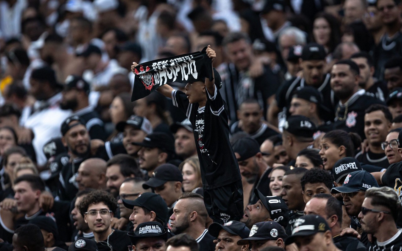 Torcida esgotou os ingressos para decisão na Libertadores (Foto: Leonardo Lima/AGIF)