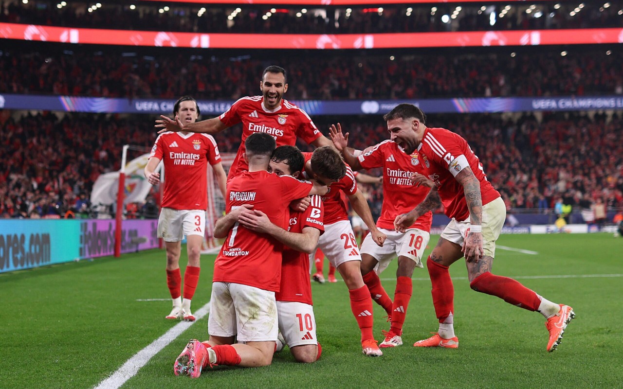 Jogadores do Benfica comemoram goleada sobre o Porto (Foto: AFP)