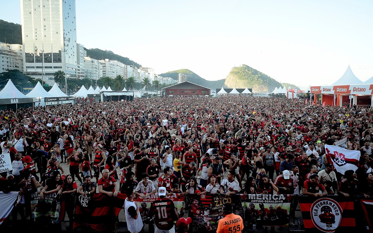 Torcida do Flamengo assiste a jogo do Mundial de Clubes em Copabacana (Foto: Alexandre Loureiro/Effect Sport)